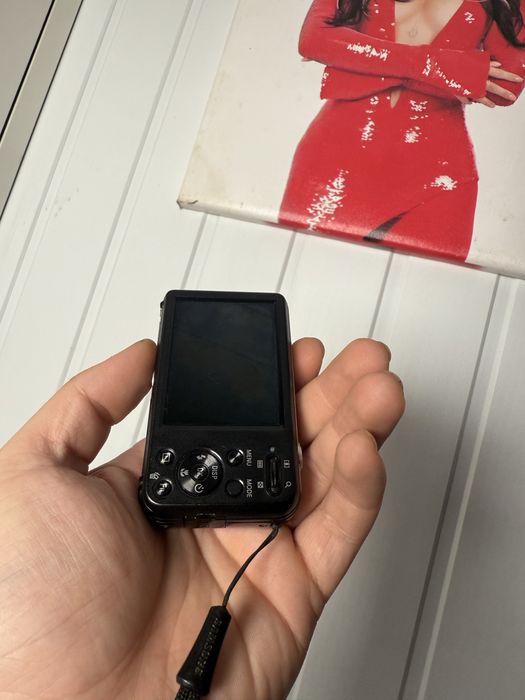 Цифровий фотоапарат Samsung з селфі дисплеем