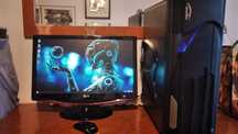 Torre de PC com monitor.