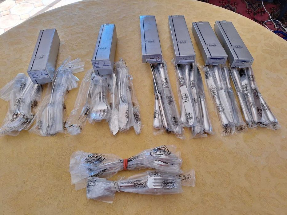 Conjunto de 97 talheres tradicionais franceses em metal prateado