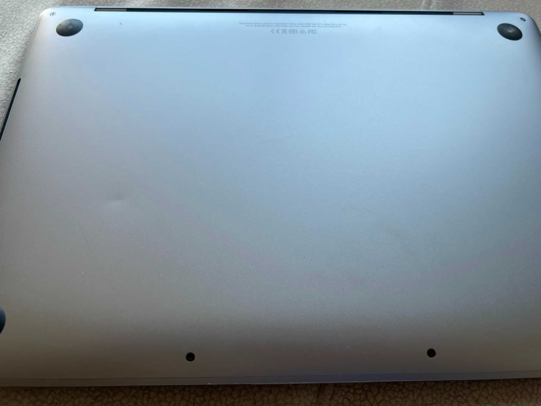 Apple Macbook Pro 13" 2.3Ghz Quad-Cord i5, TouchBar 8GB ram, 256GB SSD