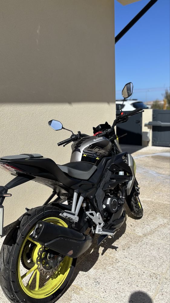 125cc UM XTREET.