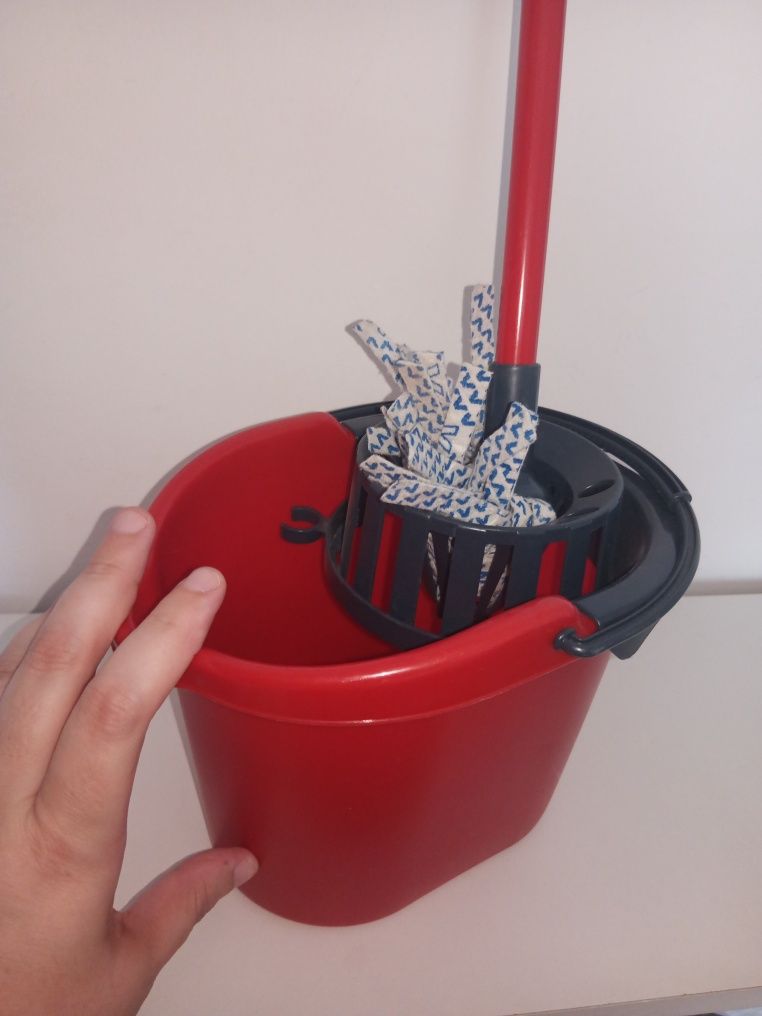 Brinquedo Pequeno balde com esfregona 16cm