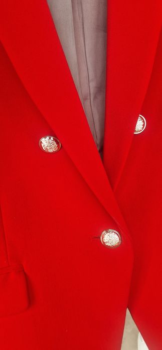 Czerwona taliowana marynarka Mango roz. M