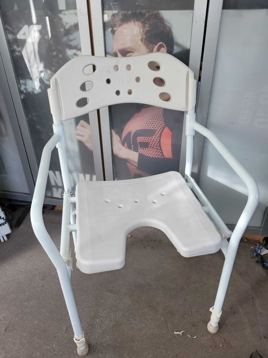 Składane krzesło prysznicowe z oparciem i wycięciem higienicznym 28/10