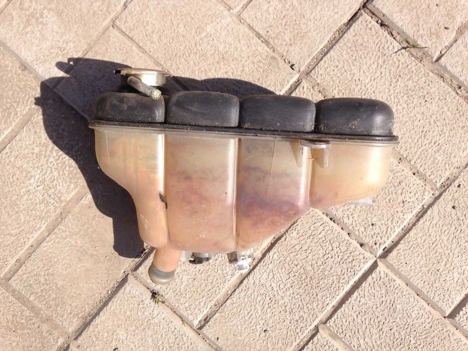 Расширительный бачёк и крышка бачка Мерседес