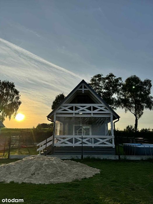 Domek nad jeziorem z linią brzegową  blisko Gdyni