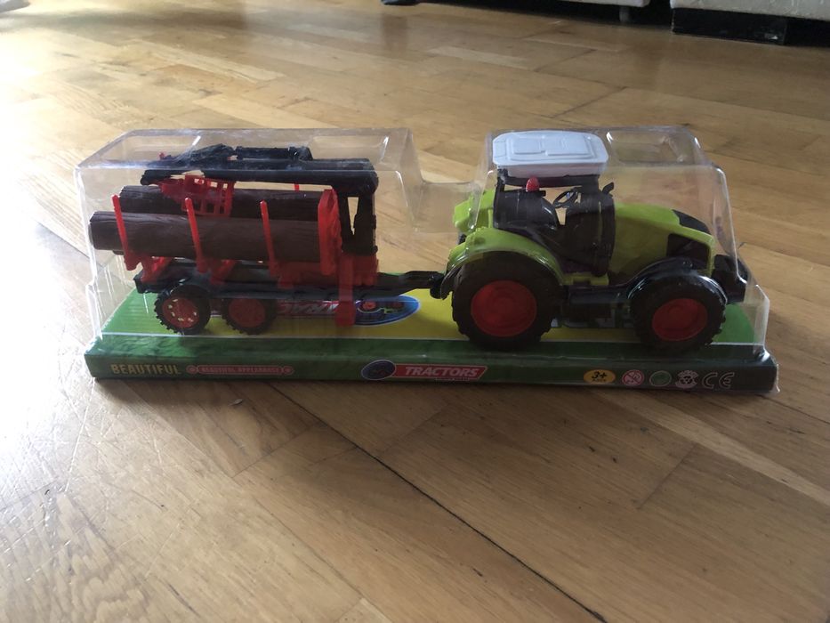 Traktor farmerski z przyczepą