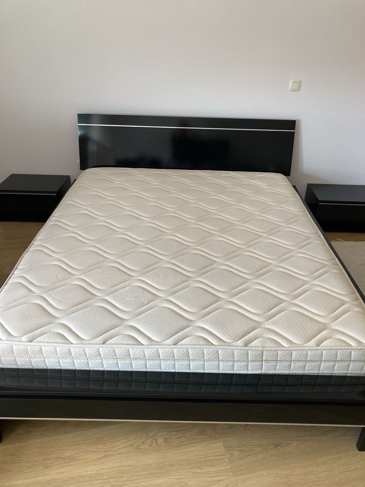Cama, colchao e 2 mesinhas cabeceira