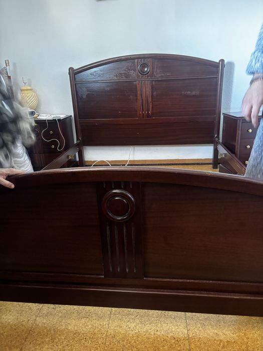 Cama e cabeceiras madeira mogno