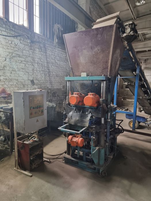 Вібропрес ПВ 12 для виготовлення тротуарної плитки.