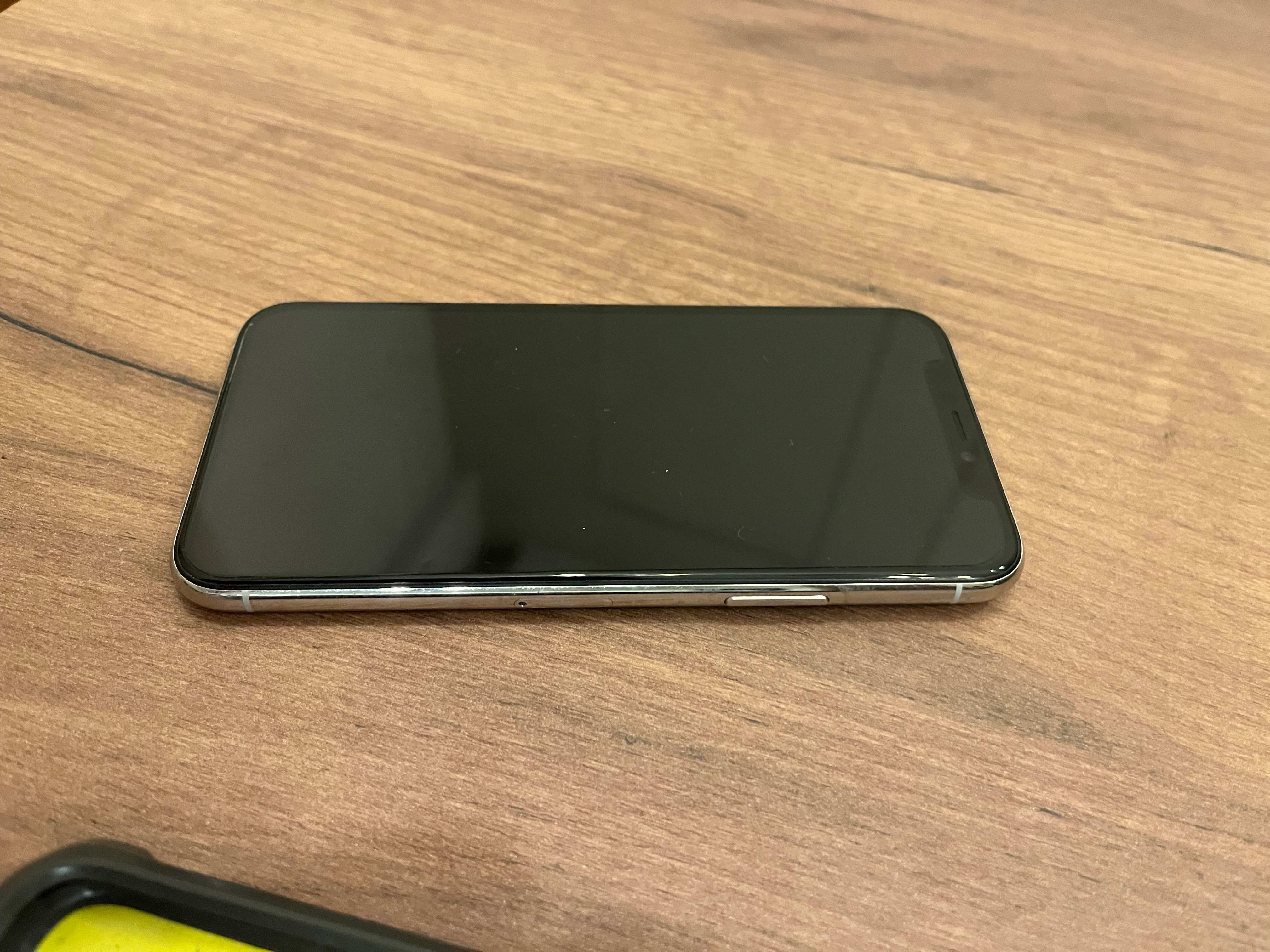 iPhone 11 Pro 64GB case spigen