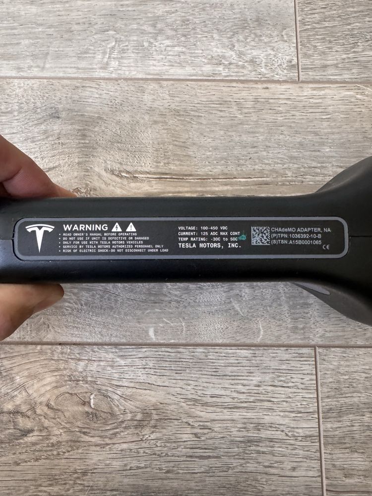 Перехідник CHAdeMO для заряджання американської Tesla