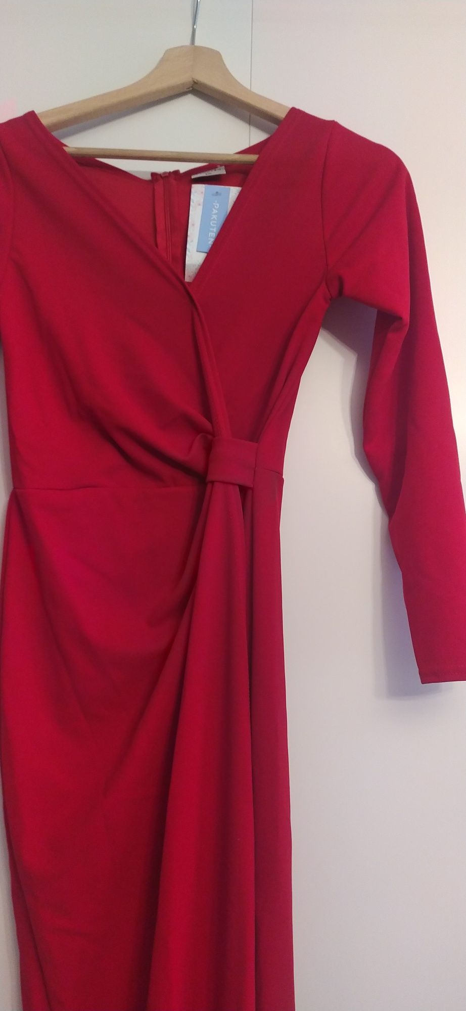 Długa dopasowana sukienka z długim rękawem z rozcięciem czerwona