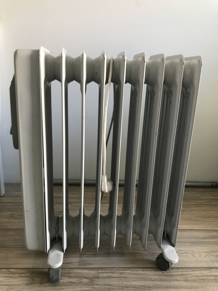 Масляний обігрівач Whirpool AKG 923 2000W