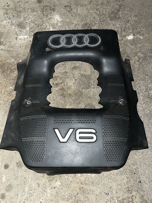 Кожух двигуна на Audi A6C4. A6C5