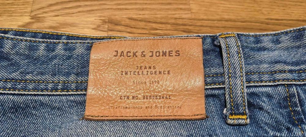 Spodnie Jack&Jones, model Bootcut, rozm. 32/32. Używane, ale jak nowe.