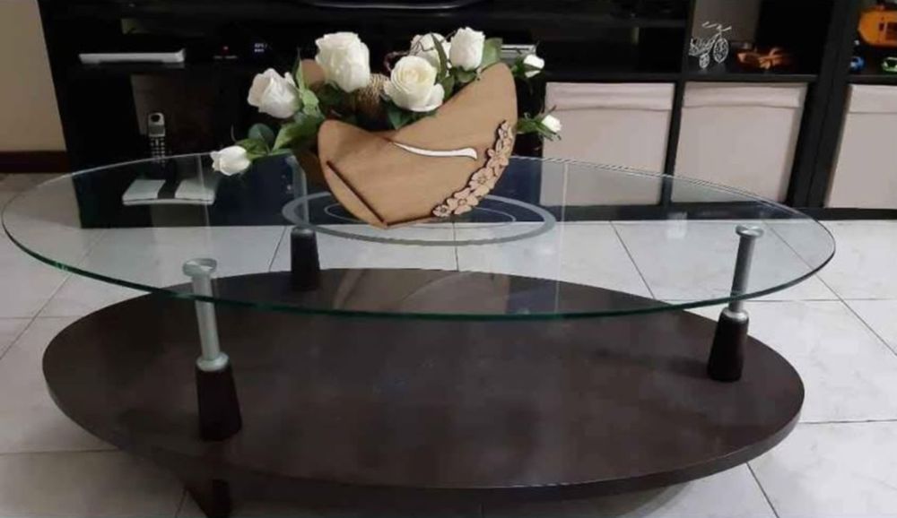 Mesa de vidro com base em madeira
