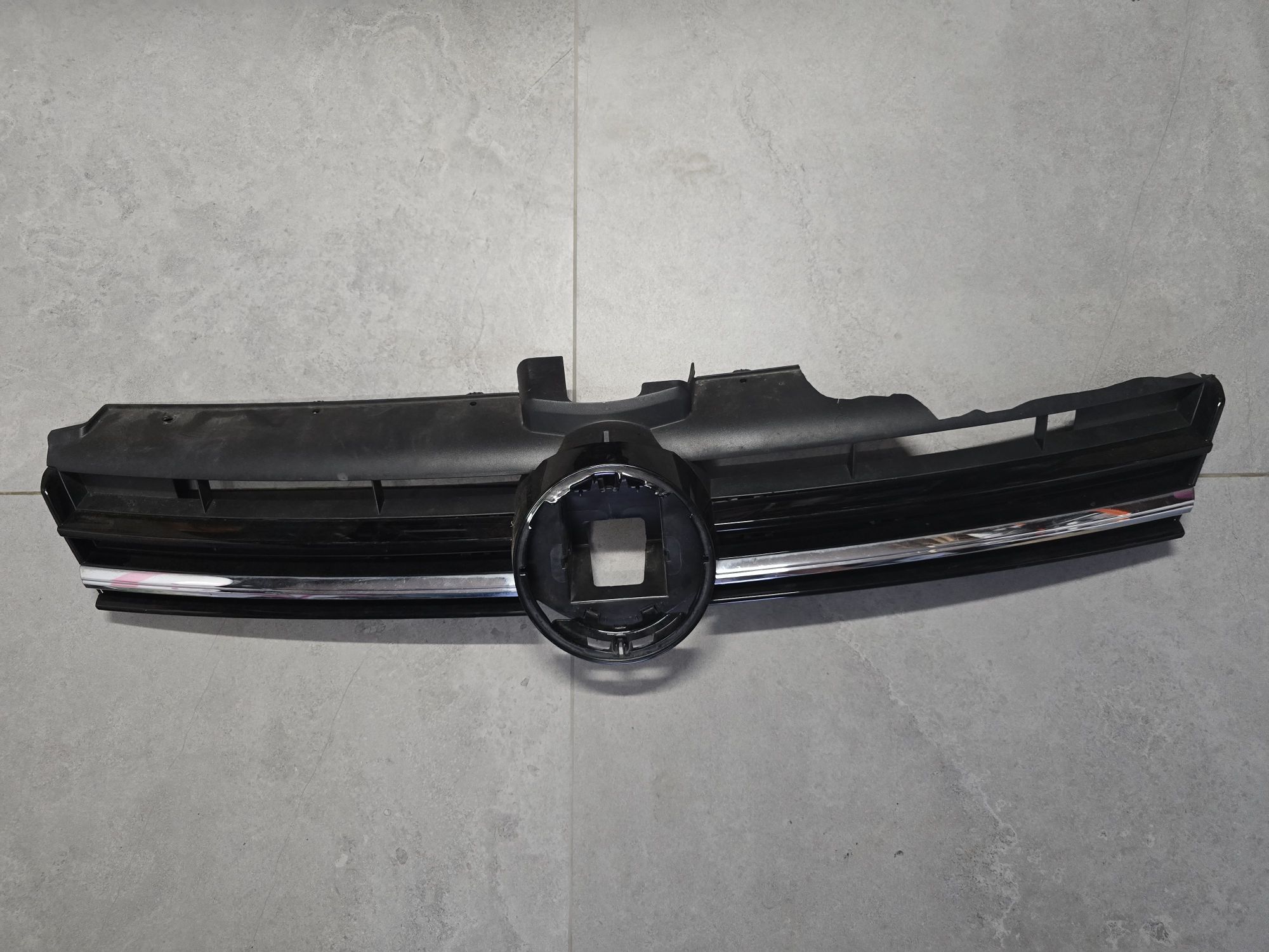 Grill VW 7 lift radar uszkodzony lekko