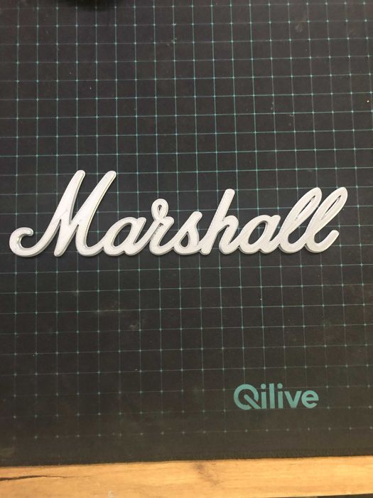 logo Marshall na kolumnę, wzmacniacz