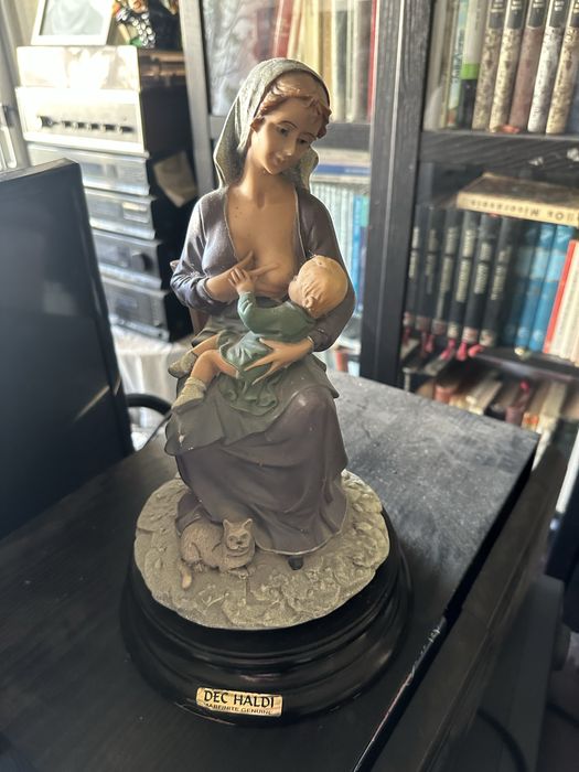 Estatueta em marfinite mãe pobre