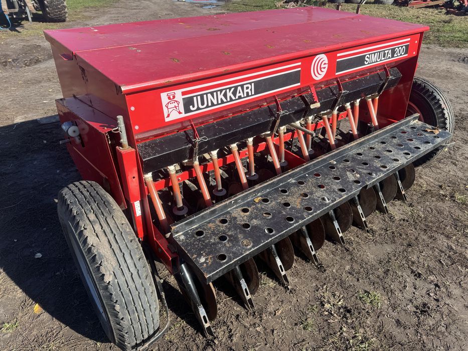 Сівалка зернова навісна 2м дискова  з міндобривом SIMULTA JUNKKARI 200