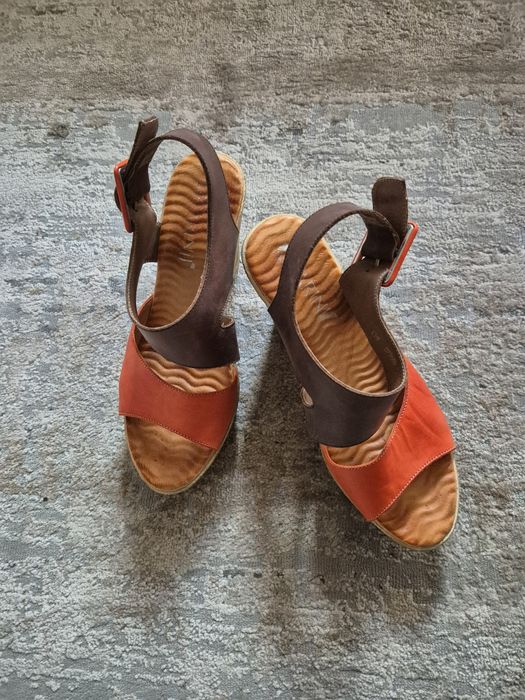 Sandały  damskie skórzane na koturnie Carinii rozmiar 39