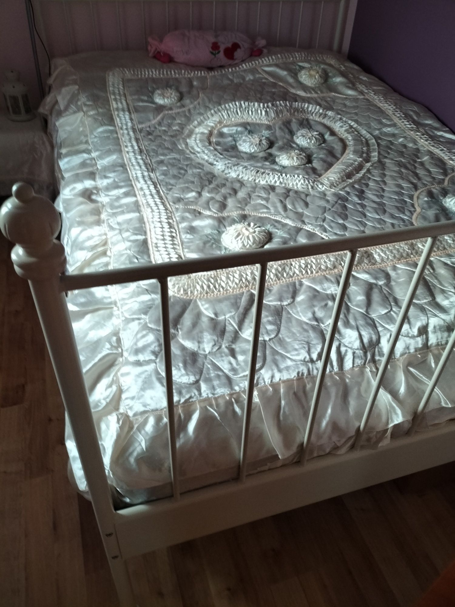 Łóżko białe metalowe