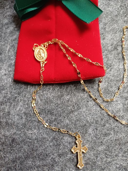 Colar dourado Novo, forma terço + bolsa veludo