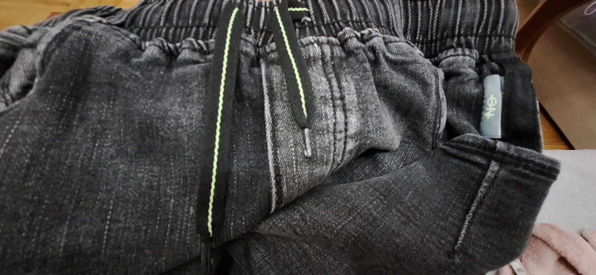 Czarne jeansy 164