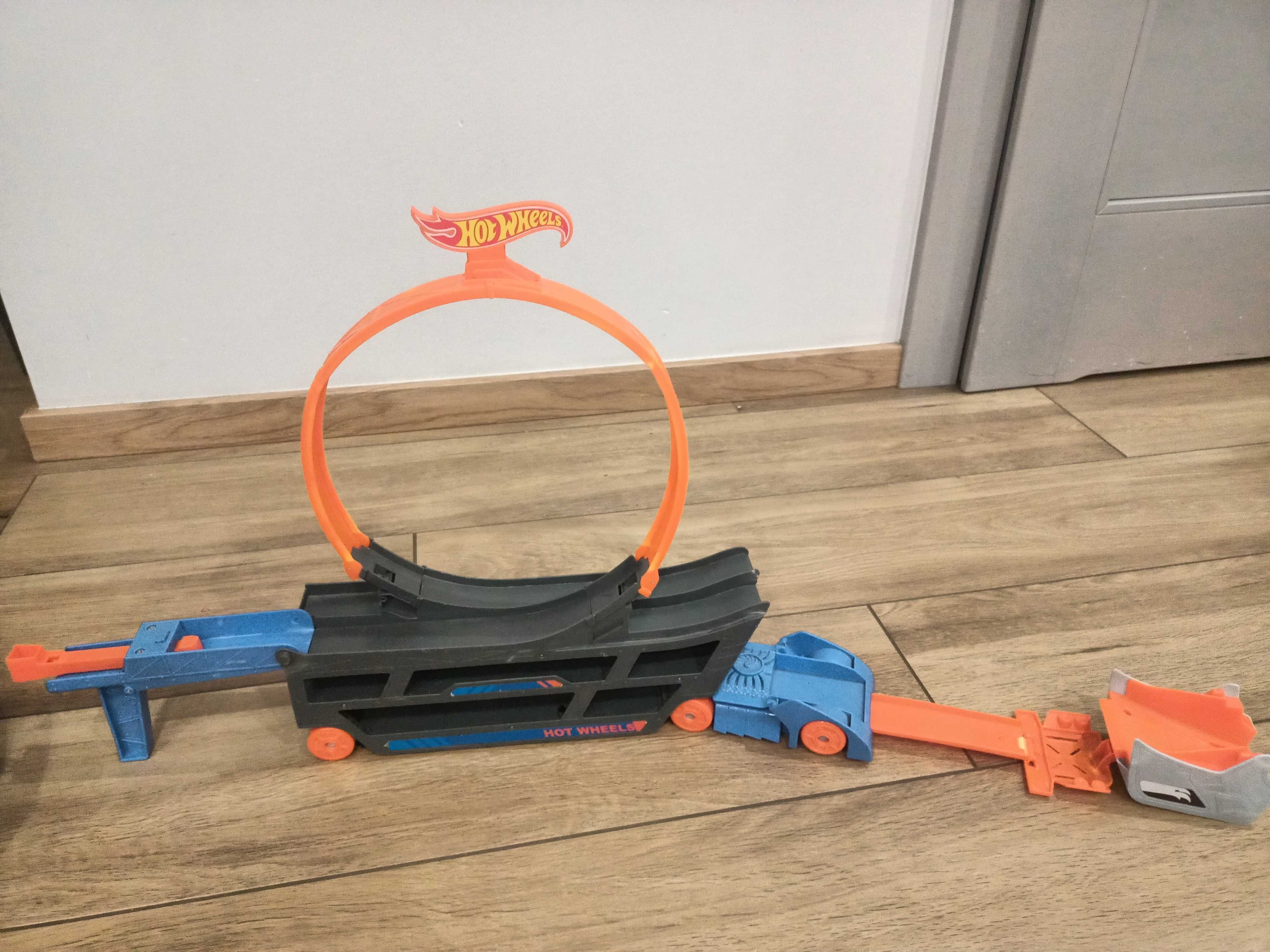 Hot wheels auto transporter