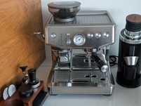 Ekspres ciśnieniowy kolbowy Sage Barista Impress z wbudowanym młynkiem
