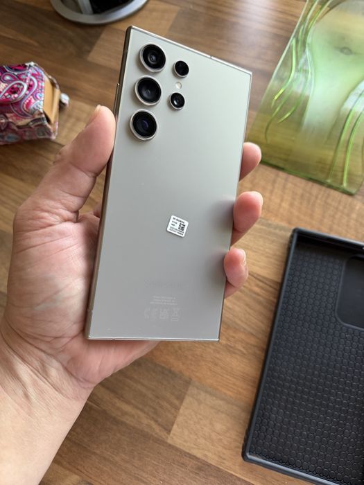 Vendo/troca Samsung S24 Ultra 512gb com fatura e garantia nacional.