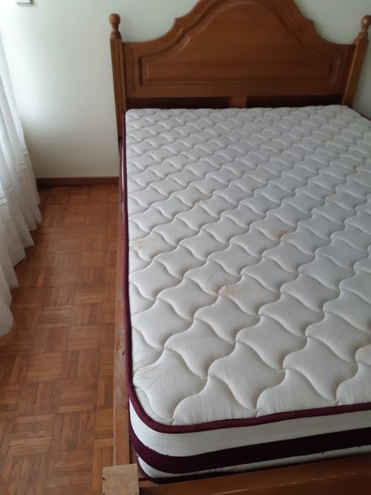 Cama de madeira  com colchão  130 por 200