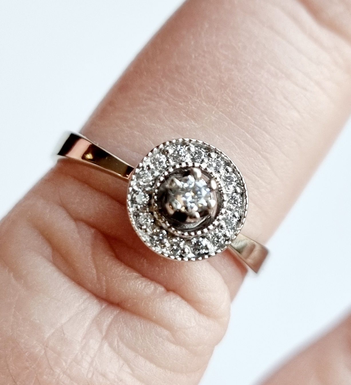 Золотое кольцо с бриллиантами. 2,86 грм