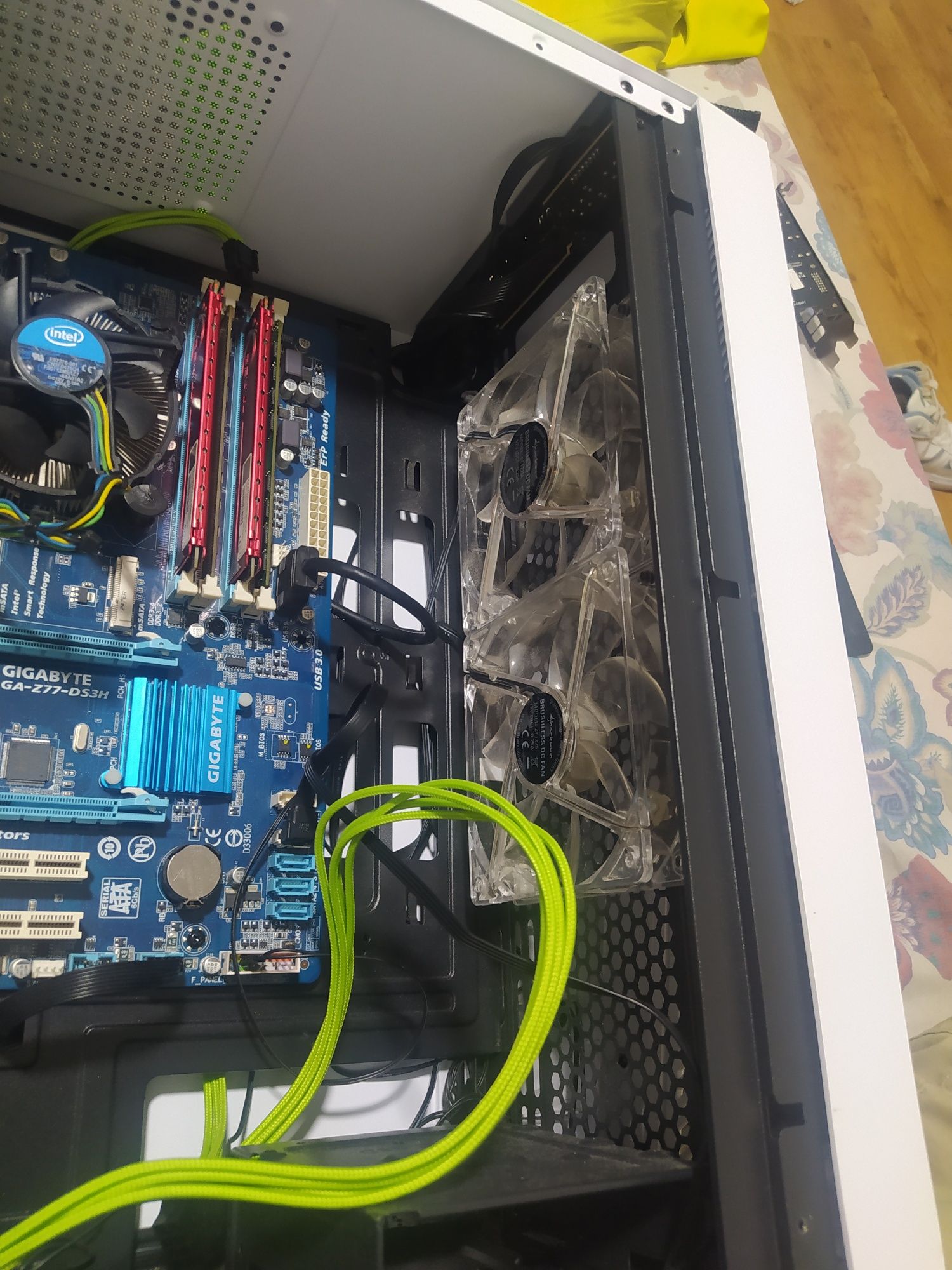 Caixa unyka de PC com alguns componentes