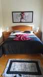 Cama de casal com mesas de cabeceira