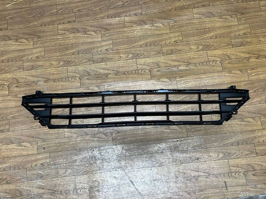 Решітка бампера переднього VOLVO XC60 2018-2021