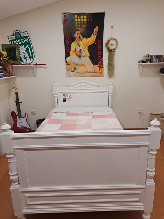 Cama e mesa de cabeceira branca