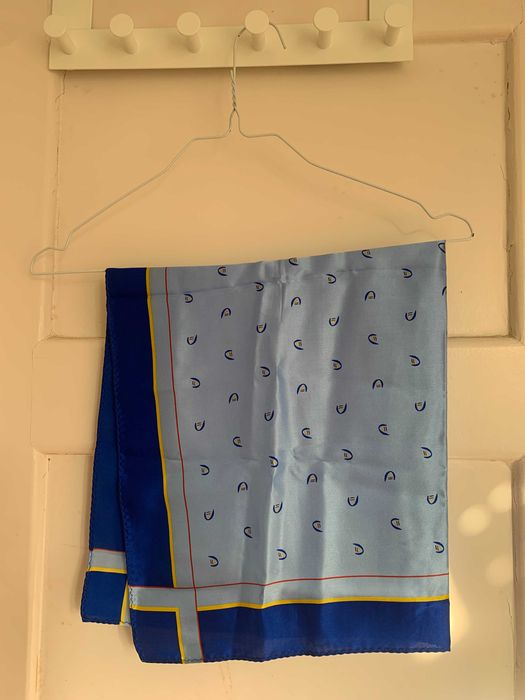 Lenço 100 % seda azul com motivos abstractos