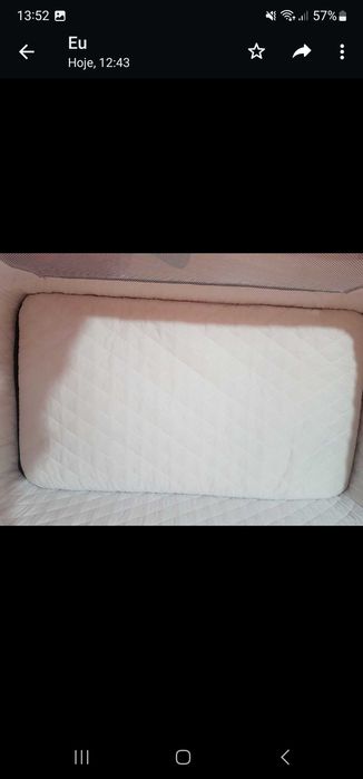 Berço de viagem cinza.