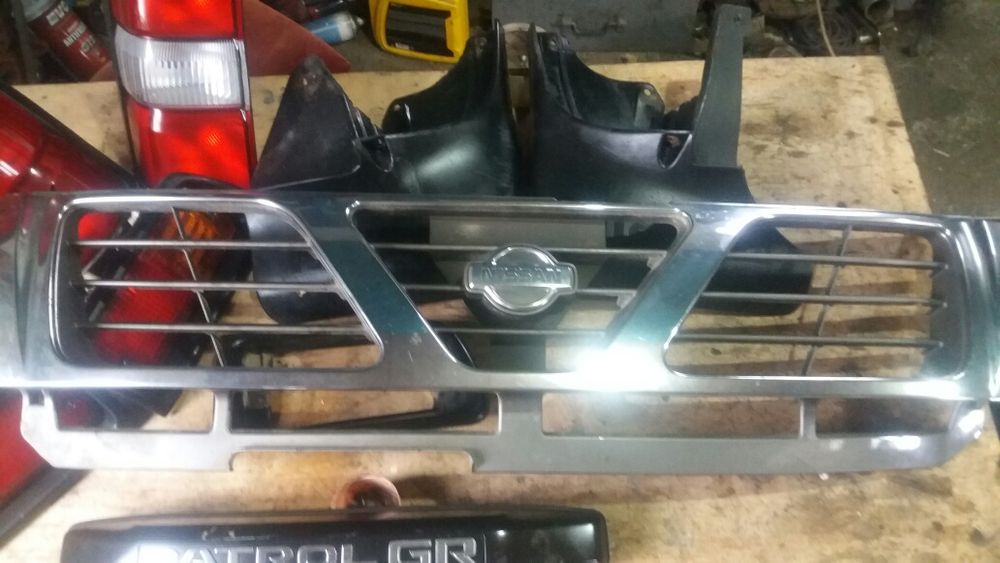 NISSAN PATROL Y61 двері стопи фонарі ГБЦ 3.0деталі двигуна кузовні дет