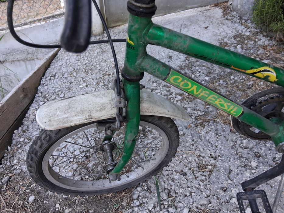 Bicicleta de criança em nom estado