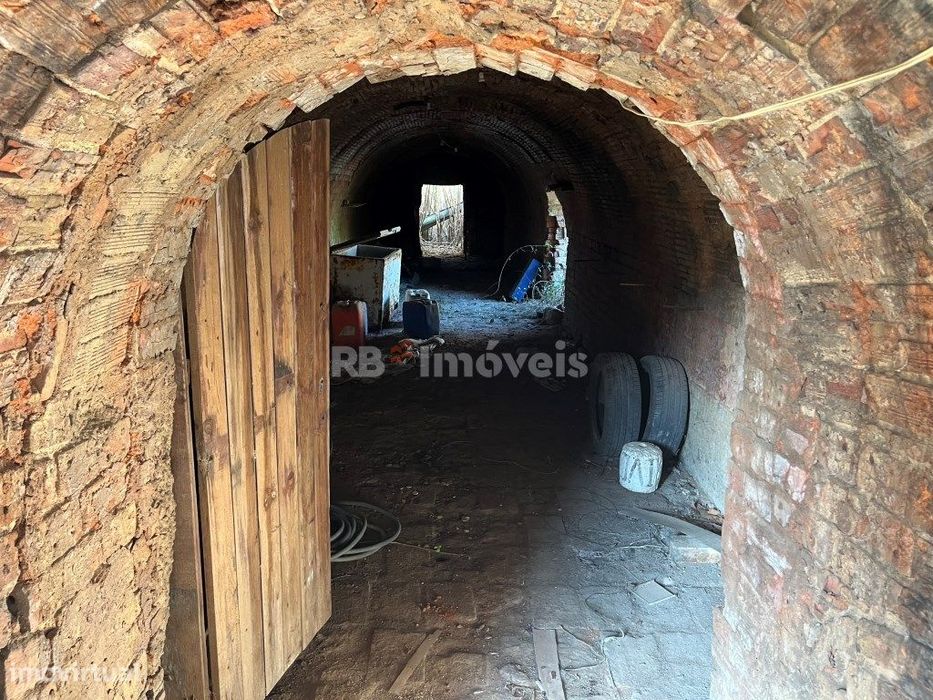 Armazém para recuperar com 1654 m2 de terreno, situado no Entroncam...