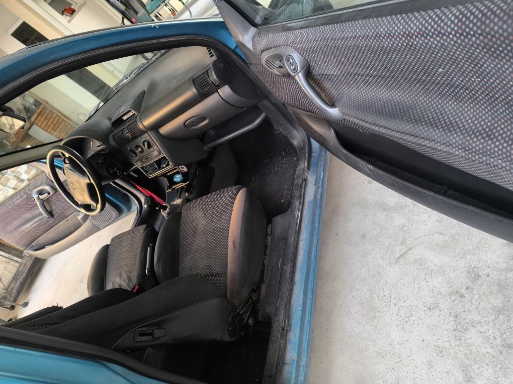 Opel corsa b ( com avaria )