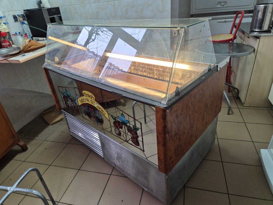 Witryna do sprzedaży lodów gałkowych