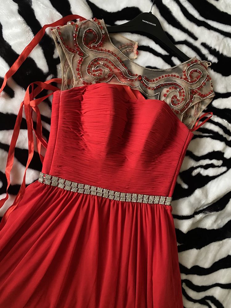 Продам нарядное платье красного цвета с корсетом, длины макси