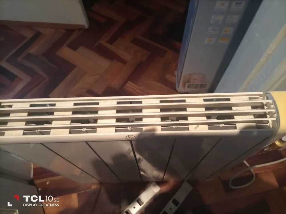 Aquecedor elétrico Taurus com suporte para parede