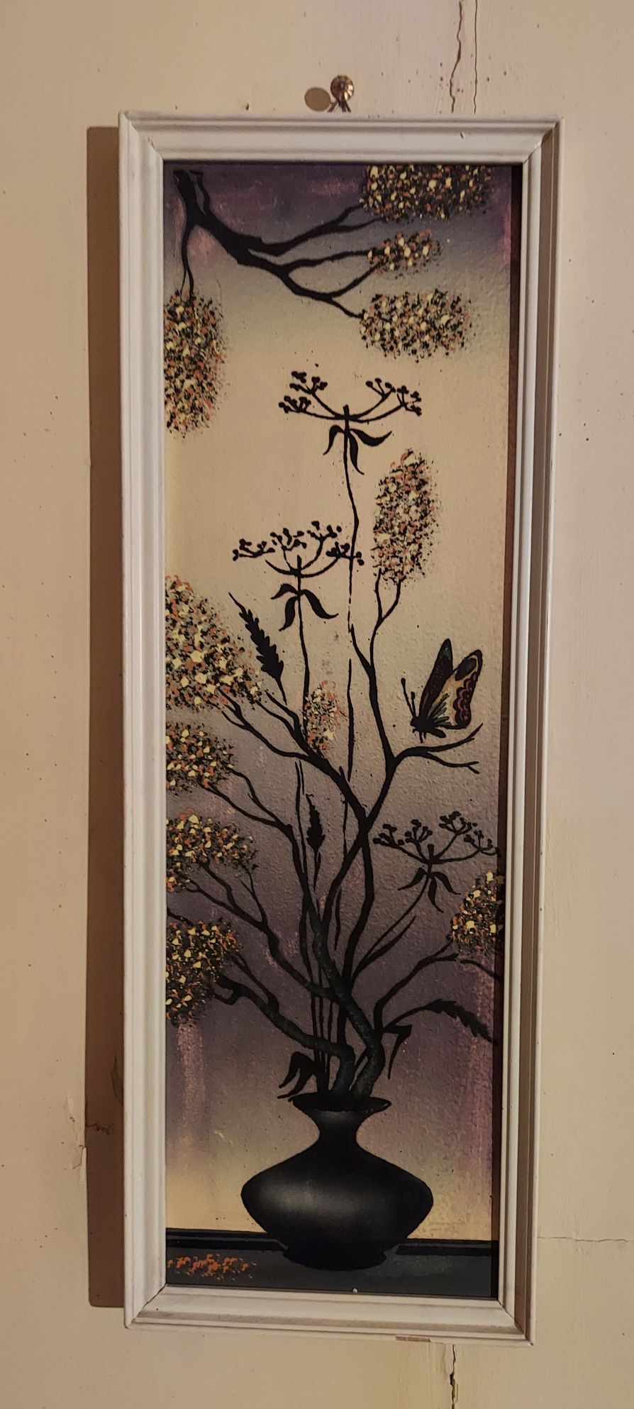 Obraz malowany kwiaty w wazonie motyl wąski