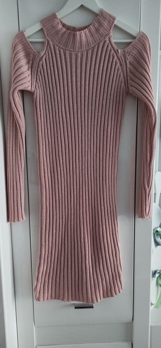Sweterkowa sukienka pudrowy róż golfik bez ramion jak nowa