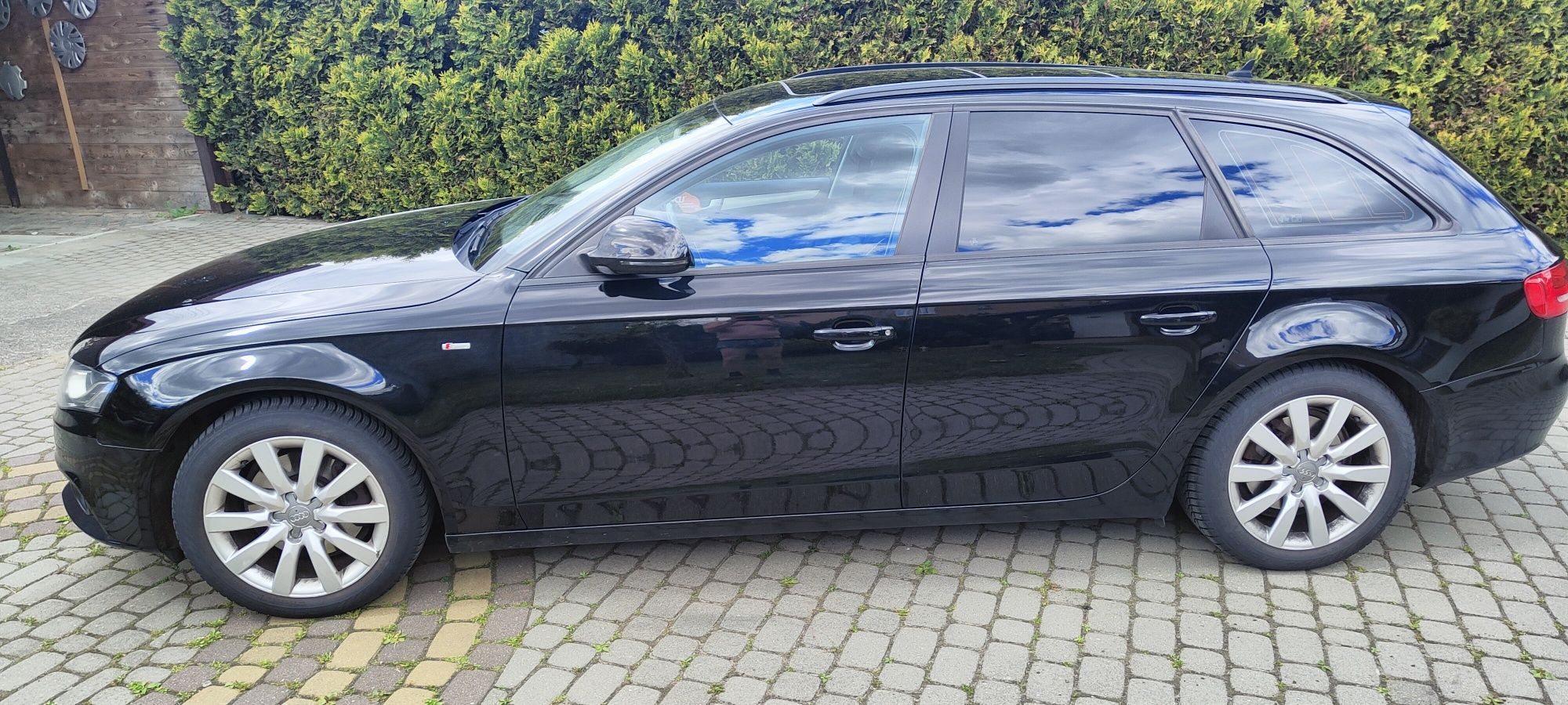 Czarne Audi A4B8